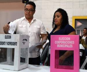 Un votante emite su voto en Tegucigalpa, en las elecciones generales del 26 de noviembre de 2017. / AFP PHOTO / ORLANDO SIERRA