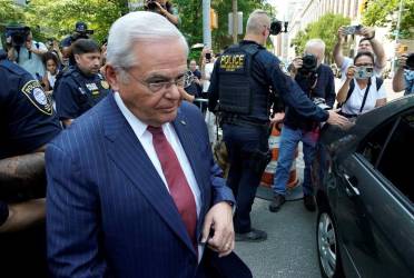 <i>El senador demócrata estadounidense Bob Menéndez, de Nueva Jersey, sale del juzgado después de ser declarado culpable de cargos federales de corrupción en el Tribunal Federal de Manhattan en Nueva York el 16 de julio de 2024. FOTO TIMOTEO A. CLARY / AFP</i>