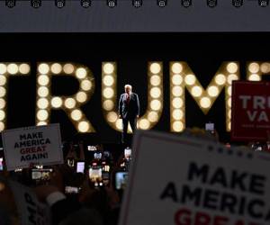 <i>El expresidente estadounidense y candidato presidencial republicano de 2024, Donald Trump, llega al escenario para hablar durante el último día de la Convención Nacional Republicana de 2024 en el Foro Fiserv en Milwaukee, Wisconsin, el 18 de julio de 2024. FOTO Jim Watson/AFP</i>