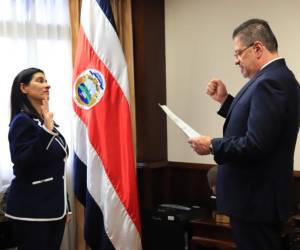 <i>El 19 de septiembre de 2022 Rodrigo Chaves, presidente de la República, juramentó a Marta Esquivel como presidenta de la CCSS (Foto Casa Presidencial)</i>