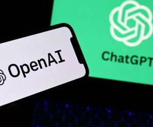 <i>Una fotografía tomada el 4 de octubre de 2023 en Manta, cerca de Turín, muestra un teléfono inteligente y una computadora portátil que muestran los logotipos del laboratorio de investigación de inteligencia artificial OpenAI y el robot ChatGPT. FOTO MARCO BERTORELLO / AFP</i>