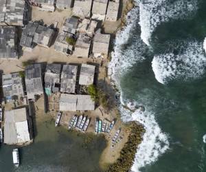 <i>Vista aérea de casas afectadas por el aumento del nivel del mar en la Isla Tierra Bomba, Cartagena, Colombia, tomada el 24 de febrero de 2024. FOTO Luis ACOSTA/AFP</i>