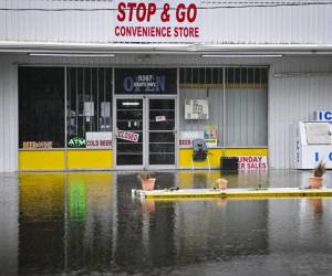 <i>RIDGELAND, CAROLINA DEL SUR - 6 DE AGOSTO: Una tienda de conveniencia cerró debido a las inundaciones provocadas por la tormenta tropical Debby el 6 de agosto de 2024 en Ridgeland, Carolina del Sur. FOTO Miguel J. Rodríguez Carrillo / GETTY IMAGES NORTH AMERICA / Getty Images via AFP</i>