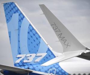 <i>(ARCHIVOS) Esta fotografía tomada el 18 de junio de 2023 muestra la aleta trasera del Boeing 737 y un ala del Boeing 737 Max (derecha) durante el Salón Aeronáutico Internacional de París en el aeropuerto París-Le Bourget. FOTO JULIÉN DE ROSA / AFP</i>