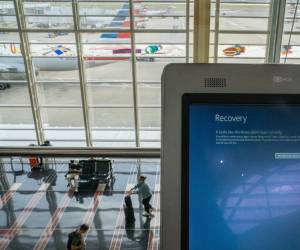 <i>La avería provocó perturbaciones en varios aeropuertos internacionales, cuyos sistemas de facturación sufrieron problemas. FOTO AFP</i>