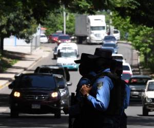 <i>Miembros de la Fuerza Nacional Antipandillas (FNAMP) y agentes de la Policía Nacional participan en un operativo contra la extorsión en el bulevar Fuerzas Armadas de Tegucigalpa el 7 de agosto de 2024.FOTO Orlando SIERRA / AFP</i>