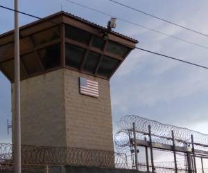 <i>(ARCHIVOS) La puerta principal de la prisión de Guantánamo en la Base Naval de Guantánamo, Estados Unidos, el 16 de octubre de 2018, en la Base de Guantánamo, Cuba. Los fiscales estadounidenses llegaron a un acuerdo con el autor intelectual de los atentados del 11 de septiembre, Khalid Sheikh Mohammed, según informó el Pentágono el miércoles, que al parecer implica una declaración de culpabilidad a cambio de evitar un juicio con pena de muerte. FOTO Sylvie LANTEAUME / AFP</i>