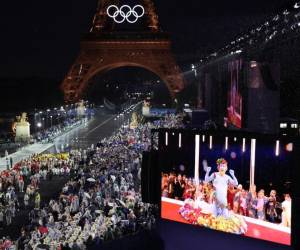 <i>Las delegaciones llegan al Trocadero mientras los espectadores observan al cantante francés Philippe Katerine actuando en una pantalla gigante durante la ceremonia de apertura de los Juegos Olímpicos de París 2024 en París el 26 de julio de 2024, mientras se ve la Torre Eiffel de fondo. FOTO Ludovic MARIN / POOL / AFP</i>