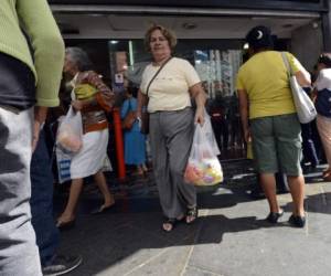 Algunos gobernadores del chavismo han prohibido hacer colas nocturnas frente a los comercios. (Foto: AFP)