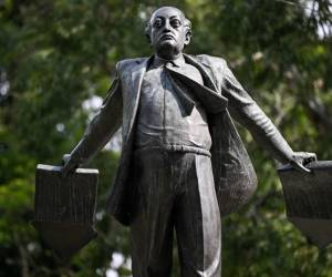 <i>Vista del monumento del Premio Nobel de Literatura Miguel Ángel Asturias en la Ciudad de Guatemala, tomada el 10 de junio de 2024. Los restos del poeta guatemalteco y Premio Nobel de Literatura Miguel Ángel Asturias serán repatriados de París a la Ciudad de Guatemala, anunció su familia en junio. 9, apenas 50 años después de su muerte. FOTO JUAN ORDÓNEZ / AFP</i>