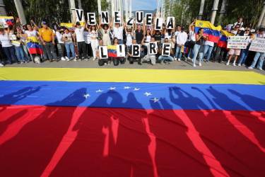 <i>Venezolanos residentes en Colombia participan en una protesta contra la disputada victoria del presidente venezolano Nicolás Maduro en las elecciones presidenciales de Venezuela durante una manifestación en Medellín, Colombia, el 3 de agosto de 2024.JAIME SALDARRIAGA / AFPasin AKGUL / AFP</i>