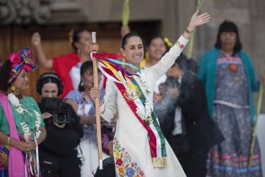 <i>La presidenta de México, Claudia Sheinbaum, participa en la ceremonia de entrega del Bastón de Mando por parte de los representantes de los pueblos indígenas, este martes en Ciudad de México (México). EFE/ Isaac Esquivel</i>