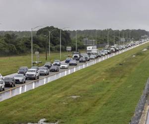 <i>Antes del impacto previsto del huracán Milton, un denso flujo de tráfico por personas que evacúan avanza lentamente hacia el sur desde el noroeste de Florida este martes. EFE/CRISTOBAL HERRERA-ULASHKEVICH</i>