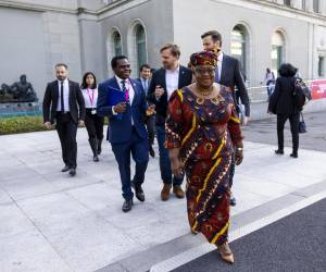 <i>Ginebra (Suiza), 10/09/2024.- La directora general de la Organización Mundial del Comercio (OMC), Ngozi Okonjo-Iweala, de Nigeria, llega a la inauguración del Foro Público de la OMC 2024 titulado 'Re-globalización: Mejor comercio para un mundo mejor', en la sede de la Organización Mundial del Comercio (OMC) en Ginebra (Suiza), el 10 de septiembre de 2024. FOTO EFE/EPA/SALVATORE DI NOLFI</i>