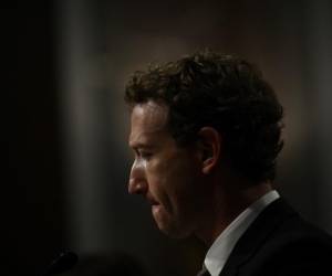 <i>Mark Zuckerberg, director ejecutivo de Meta, observa durante la audiencia del Comité Judicial del Senado de EE. UU. Las grandes tecnologías y la crisis de la explotación sexual infantil en línea en Washington, DC, el 31 de enero de 2024. FOTO Brendan SMIALOWSKI / AFP</i>