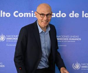 <i>El Alto Comisionado de las Naciones Unidas para los Derechos Humanos, Volker Turk, sonríe cuando llega a una conferencia de prensa en la ciudad de Guatemala el 19 de julio de 2024. Turk expresó su preocupación el 19 de julio de 2024 por la situación de los derechos humanos en Nicaragua y El Salvador al final de su visita a Guatemala. FOTO JUAN ORDÓNEZ / AFP</i>