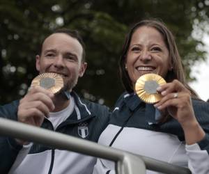 <i>Los tiradores guatemaltecos Adriana Ruano (d) y Jean Pierre Brol, medallistas olímpicos en las pasadas justas de París, fueron registrados este miércoles, 14 de agosto, la exhibir sus preseas, durante una caravana de bienvenida, por las calles de Ciudad de Guatemala (Guatemala). FOTO EFE/David Toro</i>