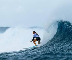 <i>La costarricense Brisa Hennessy participa en una sesión de entrenamiento de surf en Teahupo'o, en la isla de Tahití, en la Polinesia Francesa, el 22 de julio de 2024, antes de los Juegos Olímpicos de París 2024. FOTO Ed Sloane / POOL / AFP</i>