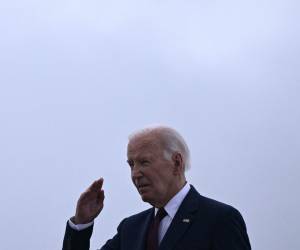 <i>El presidente de Estados Unidos, Joe Biden, saluda al abordar el Air Force One en la Base Conjunta Andrews en Maryland el 8 de agosto de 2024. Biden viajará durante el fin de semana a Rehoboth Beach, Delaware. FOTO Brendan SMIALOWSKI / AFP</i>