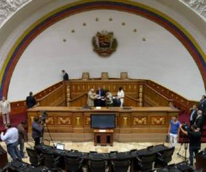 The president of the National Assembly, Henry Ramos Allup (top), leaves the session in Caracas on January 12, 2016. Venezuela's opposition-controlled legislature suspended its session Tuesday after the Supreme Court declared it null and void on grounds that the new speaker defied the judiciary by swearing in three banned lawmakers. Speaker Henry Ramos Allup, a fiery opponent of President Nicolas Maduro, declared the National Assembly lacked a quorum and suspended its session until Wednesday morning. AFP PHOTO / FEDERICO PARRA / AFP / FEDERICO PARRA