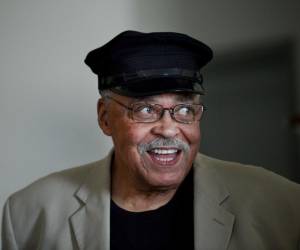 <i>Fotografía de archivo del 7 de enero de 2013 del actor norteamericano James Earl Jones llegando a una rueda de prensa para presentar la gira australiana de 'Paseando a Miss Daisy'. James Earl Jones, el actor estadounidense que puso voz a emblemáticos personajes del cine como Darth Vader, de 'Star Wars' (La guerra de las galaxias) o 'Mufasa' en The Lion King (El Rey León), falleció este lunes a los 93 años en su casa del condado de Dutchess, en el Estado de Nueva York, reporta el medio Deadline. EFE/ Tracey Nearmy</i>