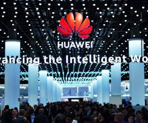 <i>La gente visita el stand de la corporación china Huawei durante el Mobile World Congress (MWC), la mayor reunión anual de la industria de las telecomunicaciones, en Barcelona el 26 de febrero de 2024. FOTO Pau Barrena / AFP</i>