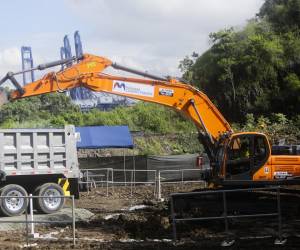 Un operario maneja una máquina de construcción, este martes en Ciudad de Panamá (Panamá). Foto de EFE/ Carlos Lemos