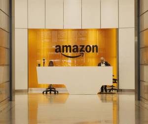 <i>Fotografía de archivo en donde se aprecia el mostrador de recepción del edificio de oficinas de Amazon en Nueva York, EEUU. FOTO EFE/SARAH YENESEL</i>