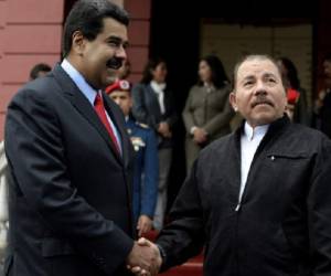 Venezuelan President Nicolas Maduro (L) shakes hands with Nicaraguan President Daniel Ortega during the ALBA Summit at the Miraflores Palace, in Caracas on March 17, 2015. Leaders from leftist Latin American regional bloc ALBA gathered Tuesday for a summit in Caracas, a show of support for Venezuela in its mounting standoff with the United States. AFP PHOTO/FEDERICO PARRA / AFP / FEDERICO PARRA