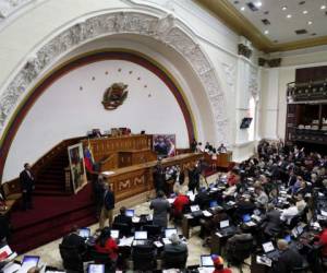 La oposición considera que el gobierno debe revertir el férreo control de precios de productos altamente subsidiados y unificar los tres tipos de cambio. (Foto: Archivo)