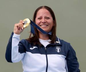 <i>La medallista de oro guatemalteca Adriana Ruano Oliva posa en el podio de la final femenina de tiro al plato durante los Juegos Olímpicos de París 2024 en el Centro de Tiro de Chateauroux el 31 de julio de 2024. (Foto de Alain JOCARD / AFP)</i>