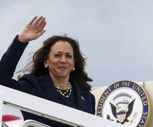 <i>La vicepresidenta de Estados Unidos y candidata presidencial demócrata para 2024, Kamala Harris, aborda el Air Force Two antes de partir hacia Houston, Texas, desde la base conjunta Andrews, Maryland, el 31 de julio de 2024. FOTO Kevin Lamarque / POOL / AFP</i>