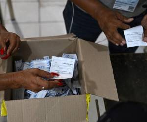 <i>El personal electoral cuenta los votos tras el cierre de las urnas durante las elecciones presidenciales venezolanas, en Caracas, el 28 de julio de 2024. FOTO Raul ARBOLEDA / AFP</i>