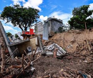 <i>Fotografía de los escombros de una casa destruida por la creciente del río de San Agustín tras el paso del huracán John, este viernes en Acapulco (México). Su sueño lo cumplieron: tener una casa propia, tras el trabajo de muchos años, sin embargo en horas y días debido a las intensas las lluvias dejadas por el huracán John, todo quedó destruido y ahora son solo recuerdos para Verónica López Galindo, quien vive junto con su esposo y sus tres hijos, en el balneario mexicano de Acapulco, sur del país.EFE/David Guzmán</i>