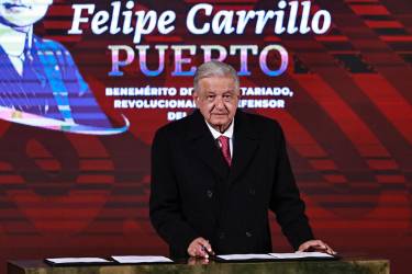 <i>El presidente de México, Andrés Manuel López Obrador, firma un decreto este lunes durante una rueda de prensa en el Palacio Nacional, en Ciudad de México (México). EFE/ Sáshenka Gutiérrez</i>