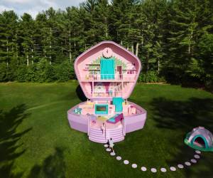 <i>Fotografía cedida por Airbnb de la casa de la icónica muñeca Polly Pocket en tamaño real dispuesta como alojamiento a través de la plataforma Airbnb, en la localidad de Littleton en Massachusetts (EE.UU). FOTO EFE/ Kelsey McClellan/Airbnb/</i>