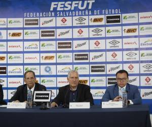 <i>De izquierda a derecha Reynaldo De León, el presidente de la Comisión Normalizadora de la Federación Salvadoreña de Fútbol (Fesfut) Rolando González, el presidente de la Unión Centroamericana de Fútbol (Uncaf) Pedro Chaluja y Óscar Giralt en una conferencia de prensa este jueves en San Salvador. EFE/ Rodrigo Sura</i>