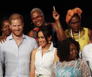 <i>Los duques de Sussex, el príncipe Enrique y Meghan, participan junto a la vicepresidenta de Colombia, Francia Márquez (d), en el Foro Mujeres Afro y Poder, este domingo en Cali (Colombia). FOTO EFE/ Ernesto Guzmán</i>