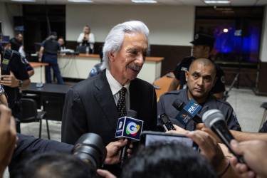 <i>El periodista José Rubén Zamora habla con periodistas en Ciudad de Guatemala (Guatemala). Tras concederle arresto domiciliario, el procesado deberá esperar los trámites para regresar a casa. EFE/ David Toro</i>