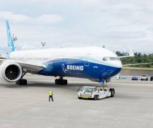 <i>Un avión de prueba de vuelo Boeing 777X se traslada al Everett Delivery Center el 26 de junio de 2024 en Everett, Washington. FOTO Jennifer Buchanan / PISCINA / AFP</i>
