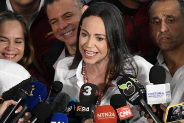 <i>La líder opositora venezolana María Corina Machado (C) habla con los medios en Caracas, el 28 de julio de 2024. FOTO Federico PARRA / AFP</i>