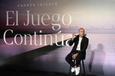 <i>El futbolista Andrés Iniesta durante la rueda de prensa que ofrece este martes en Barcelona en la que explica sus planes de futuro. EFE/Alejandro García</i>