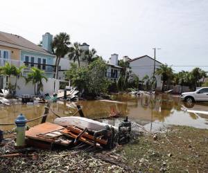 <i>Fotografía de algunos daños causados por el paso del huracán Milton este jueves en Sarasota, Florida (EE.UU.). El huracán Milton se ha cobrado al menos la vida de una docena de personas y dejado una senda de destrucción a su paso por Florida (EE.UU.), que registró tornados mortales, graves inundaciones y donde todavía más de 3 millones de usuarios permanecen sin luz, además de causar daños estimados en hasta 60.000 millones de dólares. EFE/Octavio Guzmán</i>