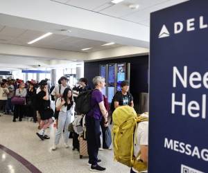 <i>Los pasajeros esperan en fila en el piso de facturación de la terminal de Delta Air Lines en el Aeropuerto Internacional de Los Ángeles (LAX) el 23 de julio de 2024 en Los Ángeles, California. Delta Air Lines todavía se está recuperando de las consecuencias de la interrupción del servicio de CrowdStrike, con 24 vuelos cancelados y 27 vuelos retrasados ​​en LAX. FOTO Mario Tama/Getty Images/AFPMARIO TAMA / GETTY IMAGES NORTH AMERICA / Getty Images via AFP</i>