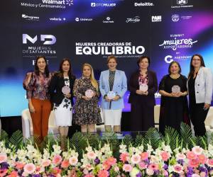 <i>Iliana Benítez (El Salvador), fundadora y CEO de Vertex Estudio; Gira Polyser, CEO y propietaria de Bless Group (Panamá); Connie de Paiz, CEO de Panifresh y Lucrecia de González, CEO de La Casa Cotzal, ambas guatemaltecas. Las acompañan Lizza de Handal, gte. audiencias segmentadas Grupo Opsa y Olga Orellana de Agexport. El panel fue dirigido por la comunicadora Maritza Ruiz.</i>