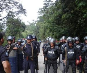 La policía replegó a los manifestantes 'con bombas lacrimógenas capturando a 33 individuos' y se incautó de sacos con materiales explosivos, señala el informe policial. (Foto: elnuevodiario.com.ni).