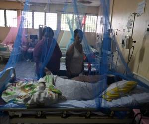 Familiares visitan a una mujer enferma de dengue en el hospital Roberto Suazo Córdova en La Paz, departamento de La Paz, Honduras. FOTO Orlando SIERRA/AFP