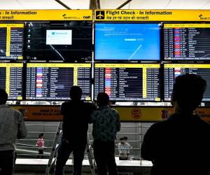 <i>Las pantallas que muestran información sobre vuelos reflejan mensajes de error en medio de una interrupción global de TI en el Aeropuerto Internacional Indira Gandhi en Nueva Delhi el 19 de julio de 2024. FOTO SHARMA / AFP</i>