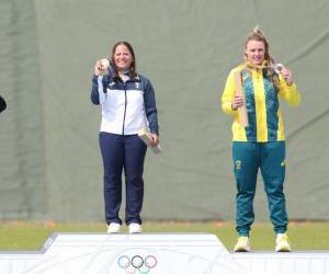 <i>(De izquierda a derecha) La medallista de plata de Italia Silvana Maria Stanco, la medallista de oro de Guatemala Adriana Ruano Oliva y la medallista de bronce de Australia Penny Smith posan en el podio de la final femenina de tiro al plato durante los Juegos Olímpicos de París 2024 en el Centro de Tiro de Chateauroux el 31 de julio de 2024.Alain JOCARD / AFP</i>