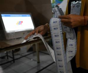 <i>Un miembro del personal electoral cuenta los votos tras el cierre de las urnas durante las elecciones presidenciales venezolanas, en Caracas, el 28 de julio de 2024. FOTO Raul ARBOLEDA / AFP</i>